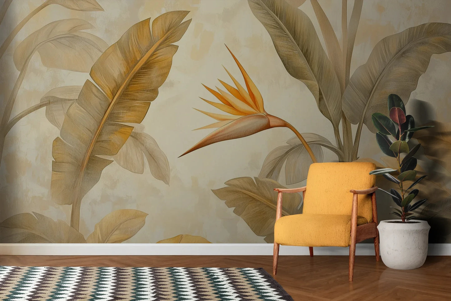 Wzór fototapety GOLDEN PARADISE - tapeta z tropikalnymi liśćmi i kwiatem strelicji pokazanej w aranżacji salonu.