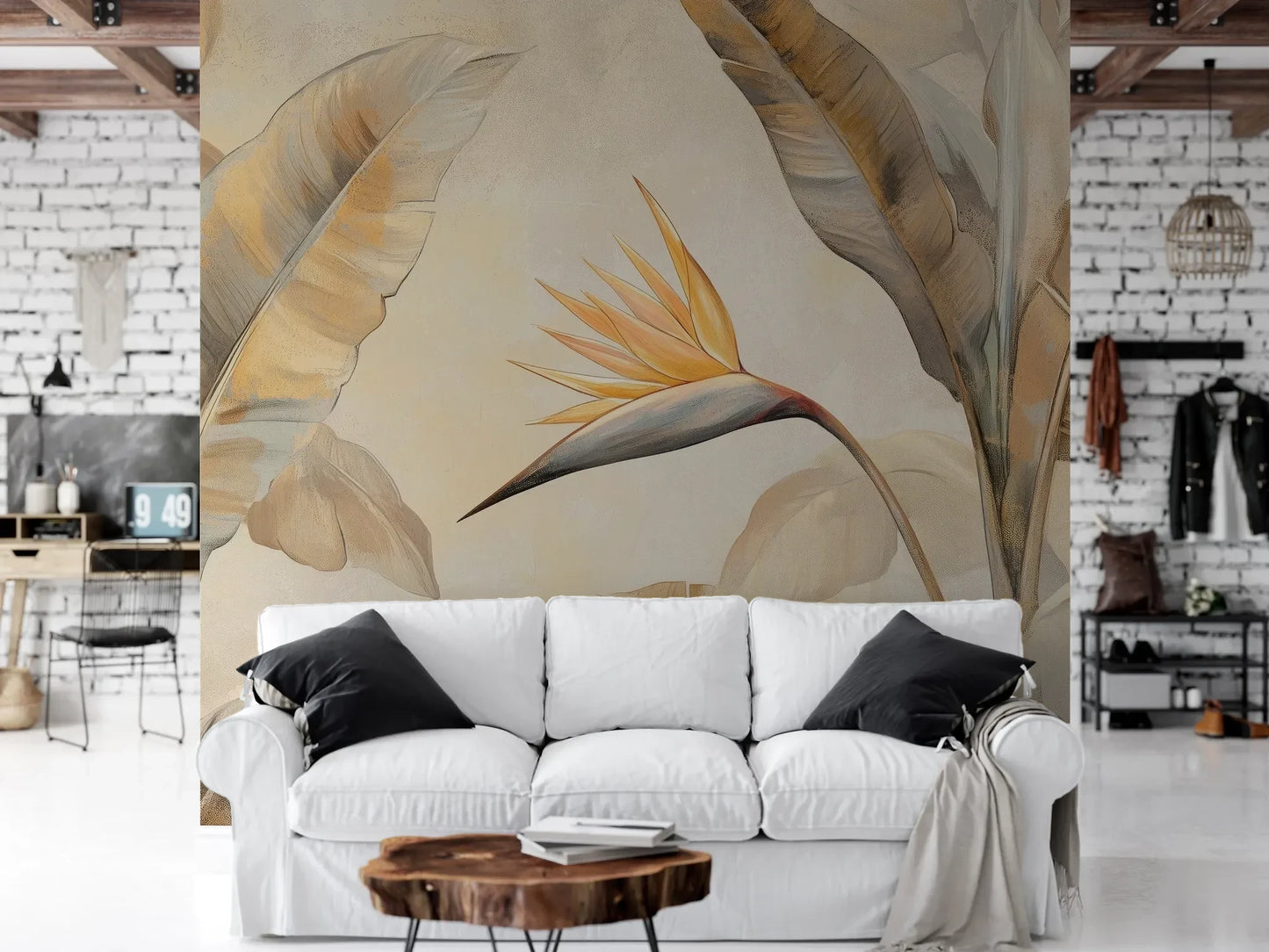 Wzór fototapety SUNLIT STRELITZIA - tapeta z egzotycznym rajskim ptakiem w pastelowych barwach pokazanej w aranżacji salonu.