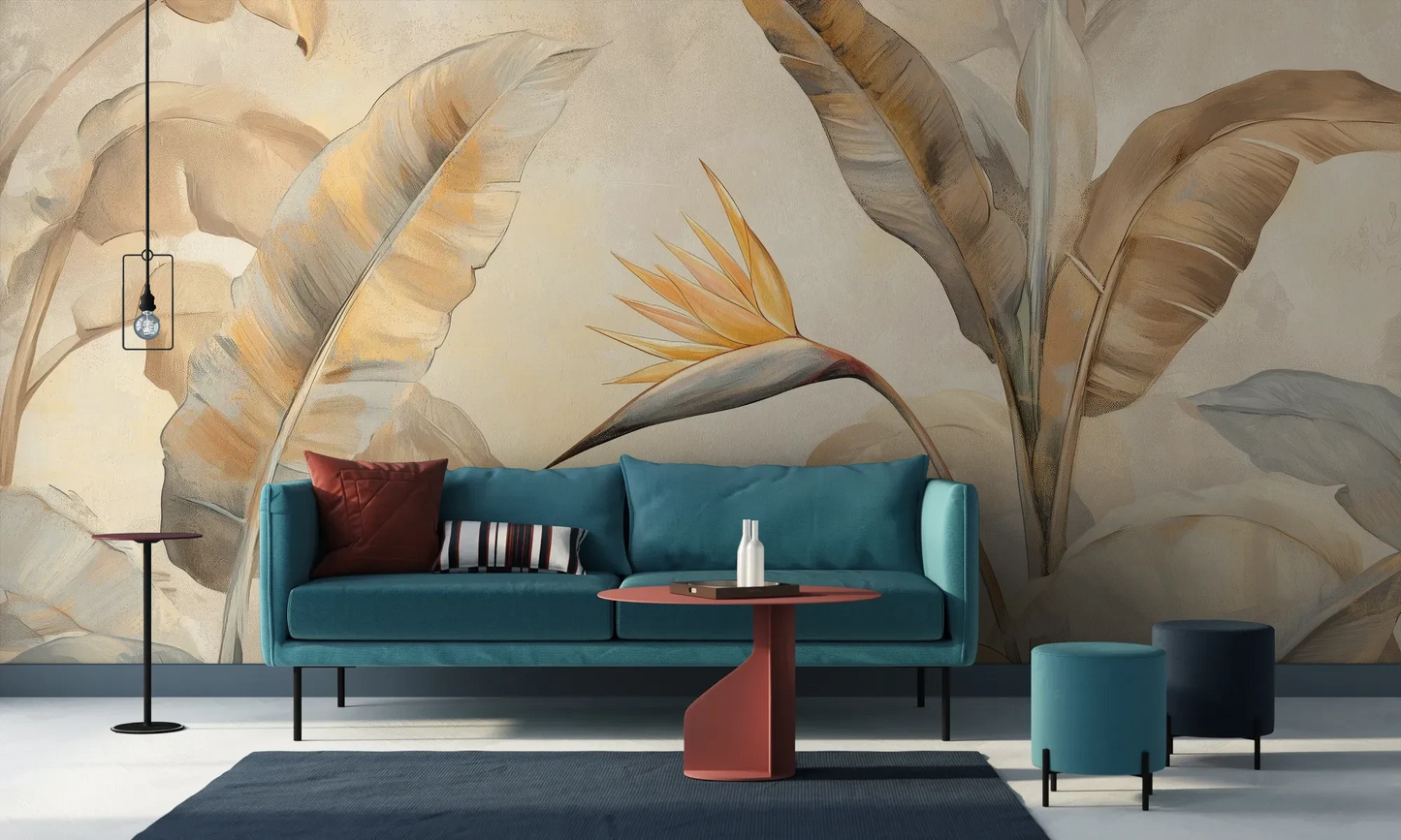 Wzór fototapety SUNLIT STRELITZIA - tapeta z egzotycznym rajskim ptakiem w pastelowych barwach pokazanej w aranżacji salonu.
