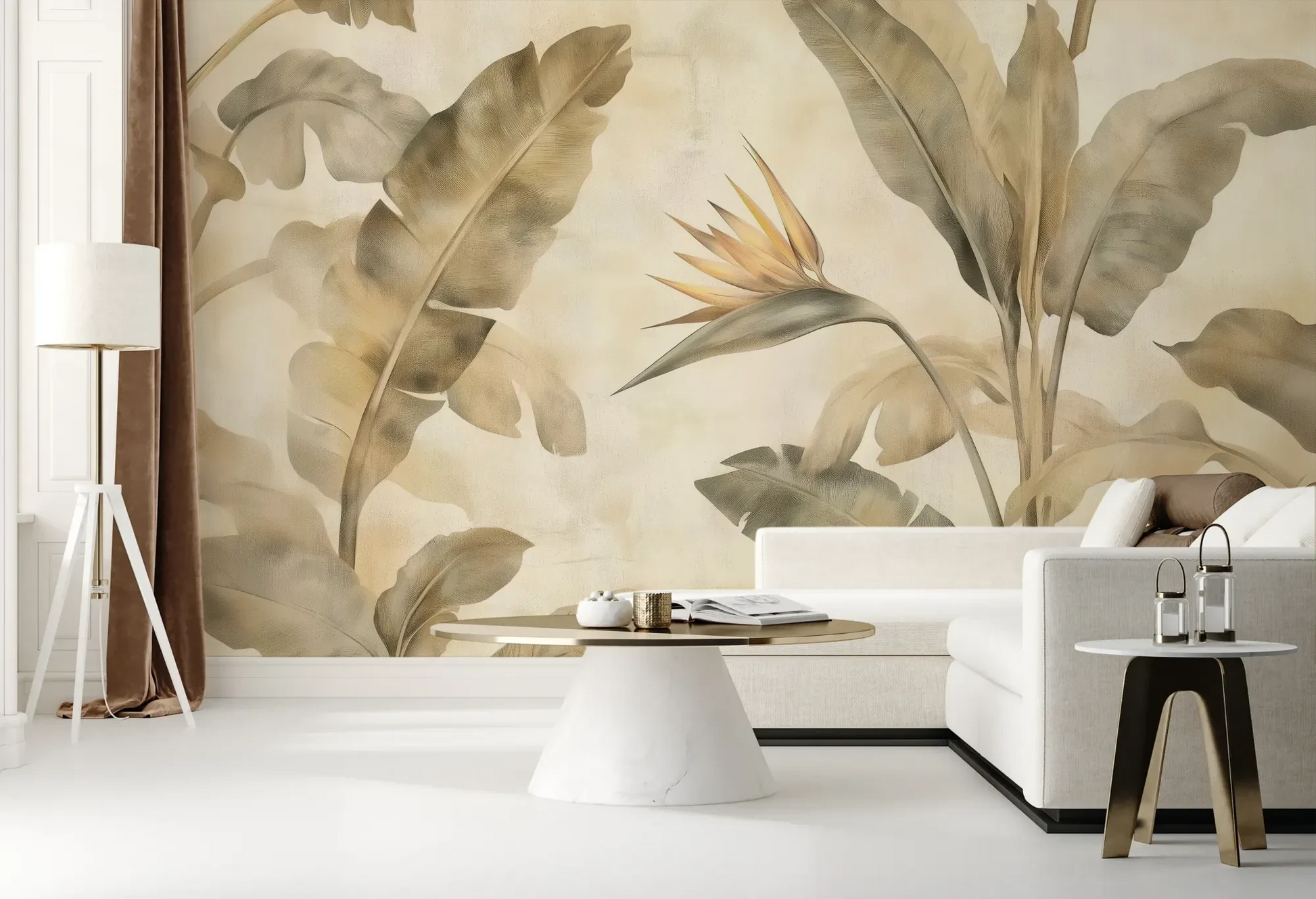 Wzór fototapety DESERT SYMPHONY - tapeta z beżowymi liśćmi palmowymi i rajskim ptakiem pokazanej w aranżacji salonu.