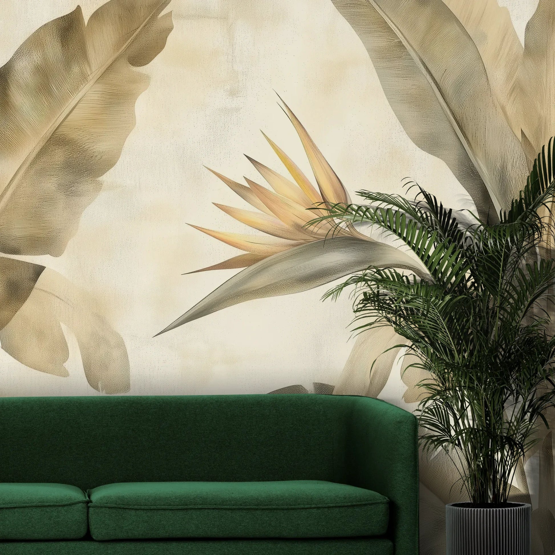 Fototapeta DESERT SYMPHONY - tapeta z beżowymi liśćmi palmowymi i rajskim ptakiem pokazana w aranżacji wnętrza z akcentem na ścianie.