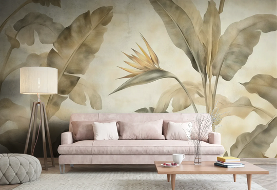 Wzór fototapety DESERT SYMPHONY - tapeta z beżowymi liśćmi palmowymi i rajskim ptakiem pokazanej w aranżacji salonu.