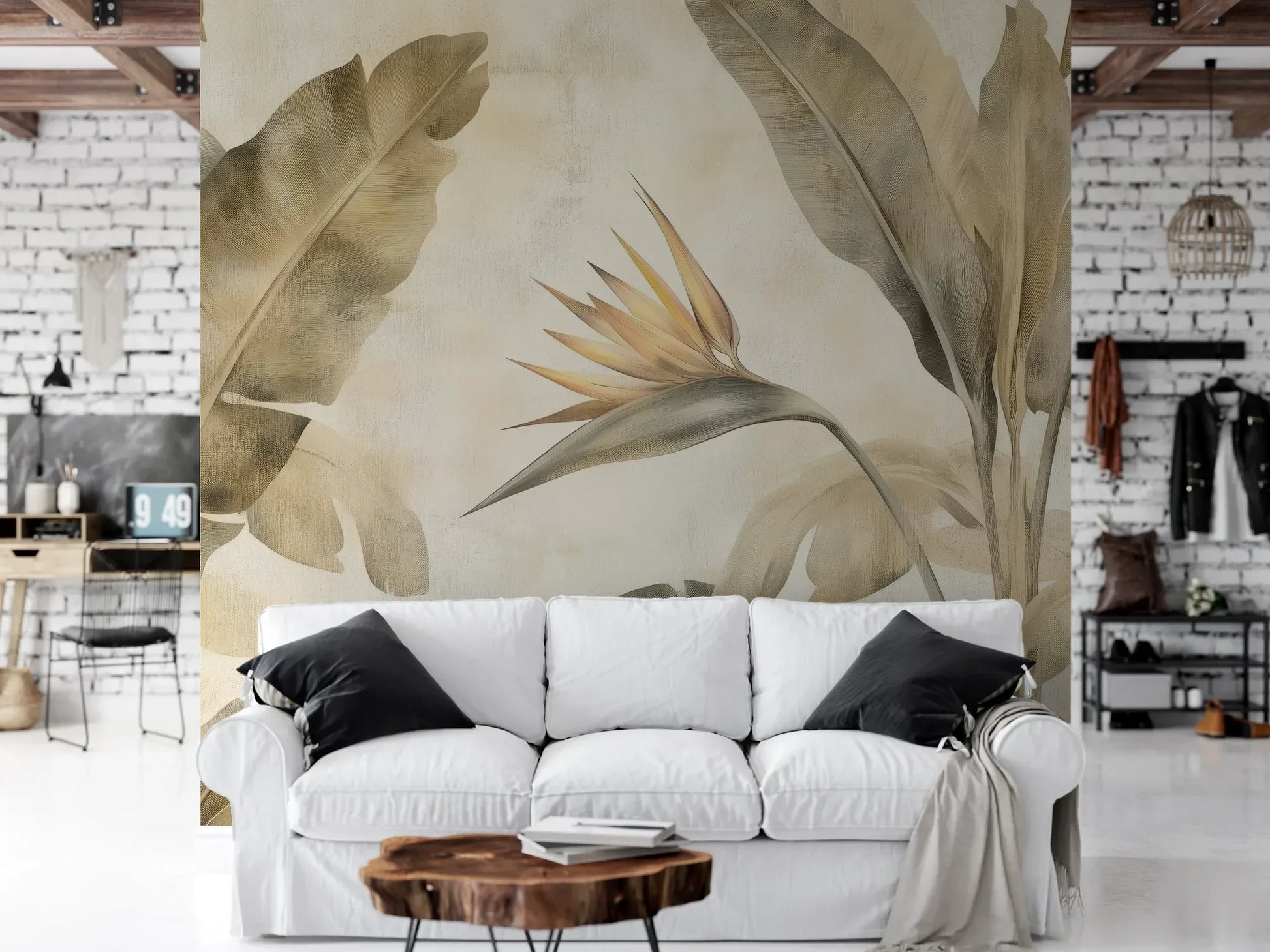 Wzór fototapety DESERT SYMPHONY - tapeta z beżowymi liśćmi palmowymi i rajskim ptakiem pokazanej w aranżacji salonu.