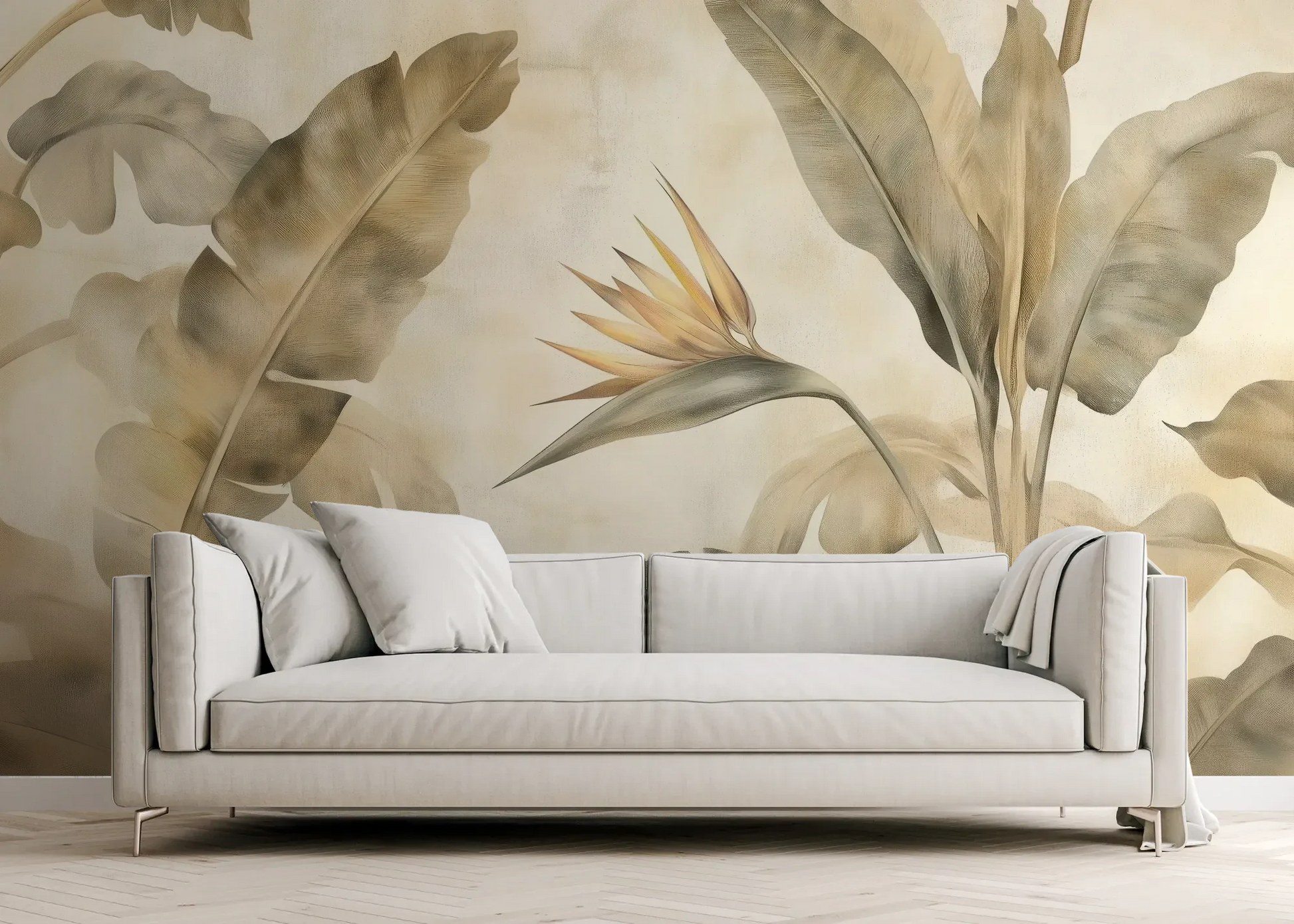 Wzór fototapety DESERT SYMPHONY - tapeta z beżowymi liśćmi palmowymi i rajskim ptakiem pokazanej w aranżacji salonu.