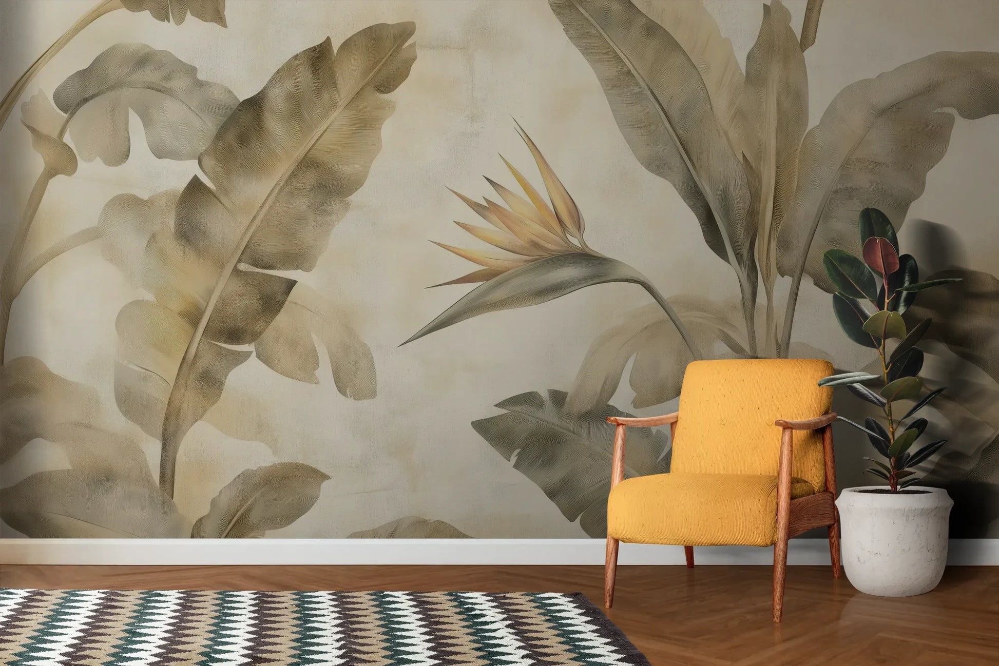 Wzór fototapety DESERT SYMPHONY - tapeta z beżowymi liśćmi palmowymi i rajskim ptakiem pokazanej w aranżacji salonu.