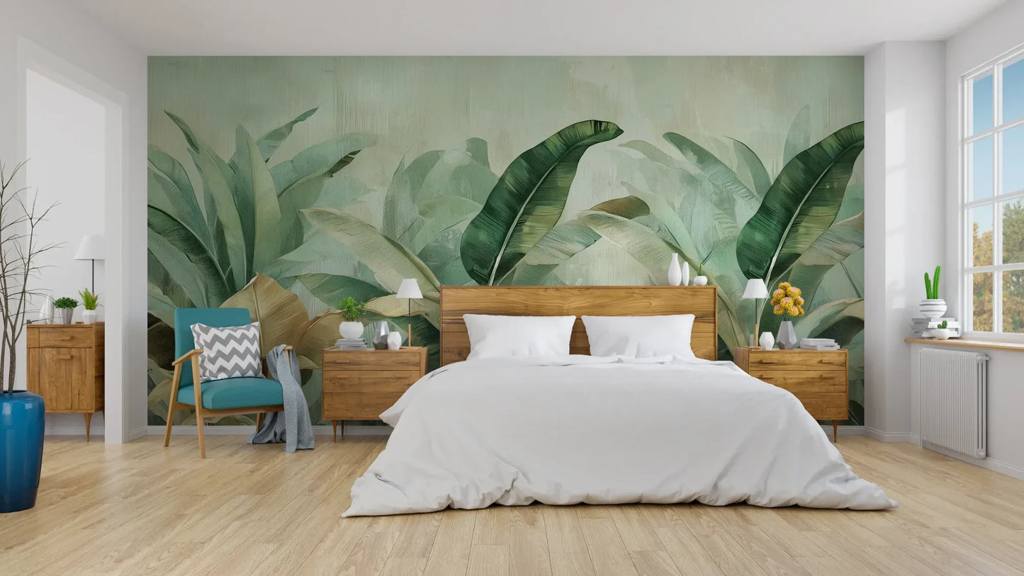 Wzór fototapety BANANA LEAF SYMPHONY - tapeta z tropikalnymi liśćmi bananowca pokazanej w aranżacji sypialni.