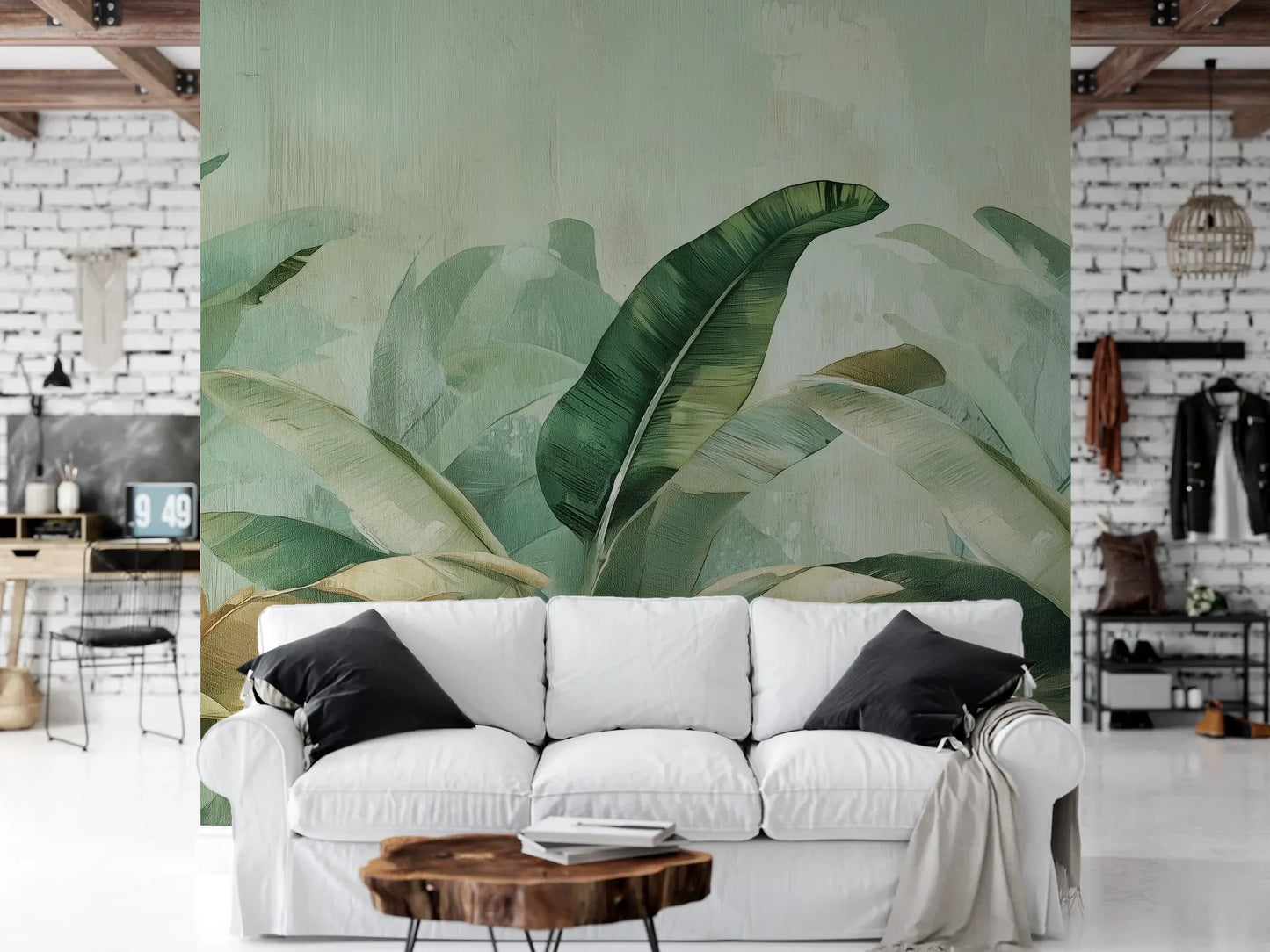 Wzór fototapety BANANA LEAF SYMPHONY - tapeta z tropikalnymi liśćmi bananowca pokazanej w aranżacji salonu.