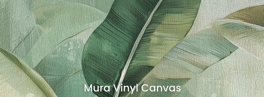 Zbliżenie na fototapetę BANANA LEAF SYMPHONY - tapeta z tropikalnymi liśćmi bananowca na podłożu o fakturze płótna.