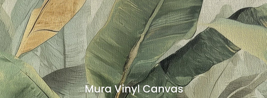 Zbliżenie na fototapetę BANANA SERENITY - tapeta z tropikalnymi liśćmi bananowca w stonowanych odcieniach na podłożu o fakturze płótna.