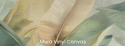 Zbliżenie na fototapetę TROPICAL WHISPERS - tapeta z egzotycznymi liśćmi w odcieniach turkusu i złota na podłożu o fakturze płótna.