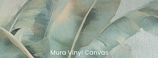 Zbliżenie na fototapetę COASTAL PALMS - tapeta z tropikalnymi liśćmi w pastelowych odcieniach na podłożu o fakturze płótna.