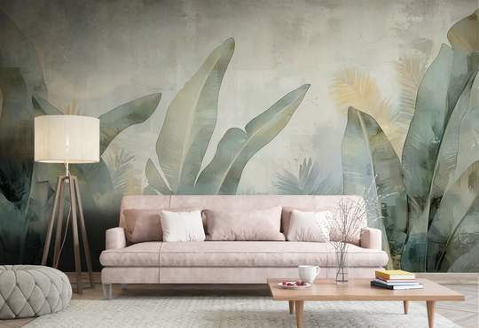 Wzór fototapety JADE CANOPY - tapeta z tropikalnymi liśćmi w stonowanych zieleniach pokazanej w aranżacji salonu.