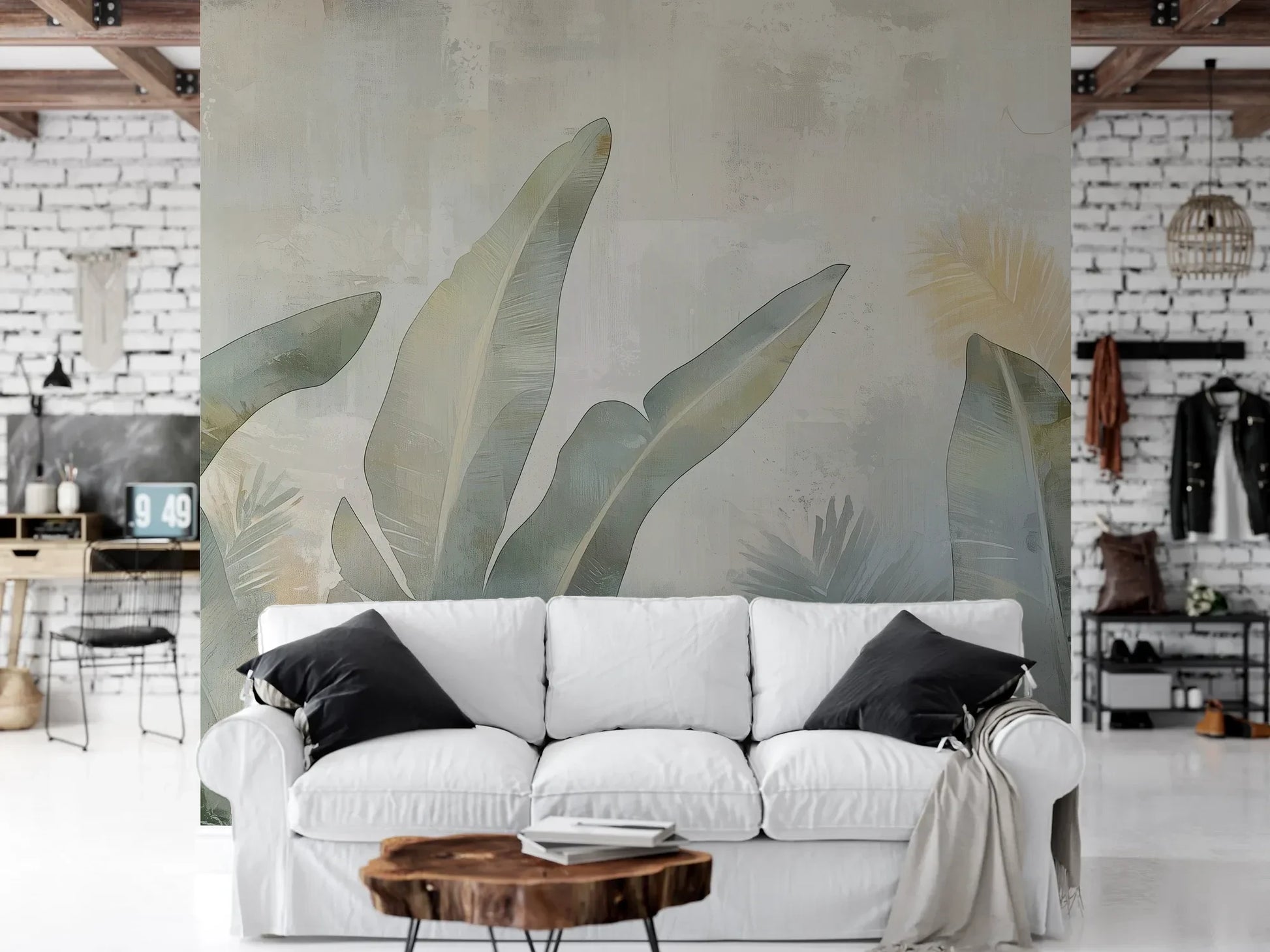 Wzór fototapety JADE CANOPY - tapeta z tropikalnymi liśćmi w stonowanych zieleniach pokazanej w aranżacji salonu.