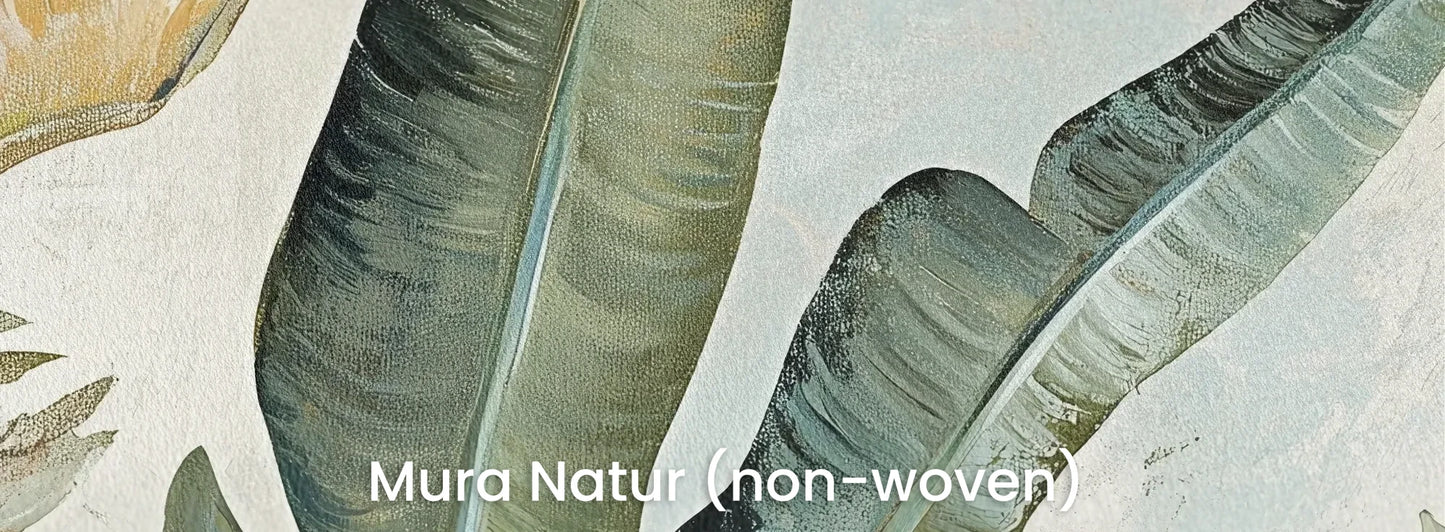 Zbliżenie na fototapetę LAGOON BREEZE - tapeta z tropikalnymi liśćmi w stonowanych odcieniach na naturalnym podłożu ekologicznym.