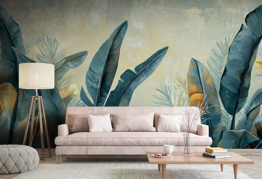 Wzór fototapety NAVY TROPICS - tapeta z tropikalnymi liśćmi w głębokich odcieniach błękitu pokazanej w aranżacji salonu.