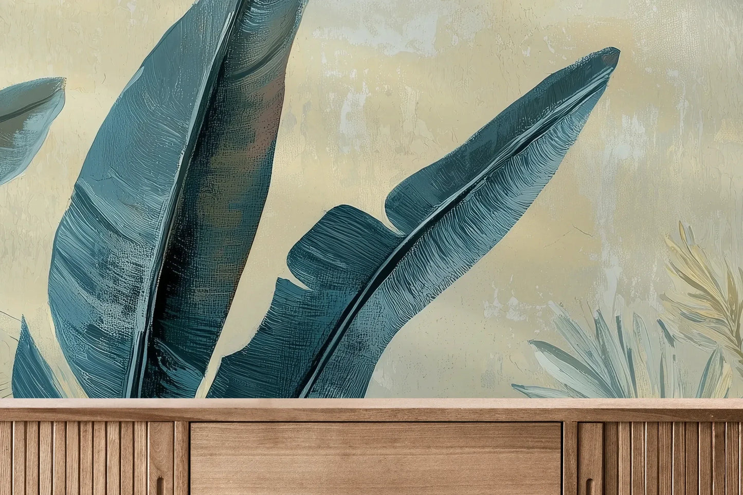 Fototapeta NAVY TROPICS - tapeta z tropikalnymi liśćmi w głębokich odcieniach błękitu pokazana w aranżacji wnętrza z akcentem na ścianie.