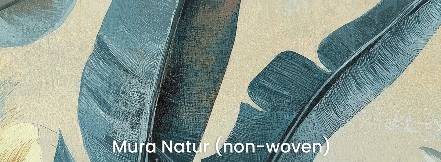 Zbliżenie na fototapetę NAVY TROPICS - tapeta z tropikalnymi liśćmi w głębokich odcieniach błękitu na naturalnym podłożu ekologicznym.