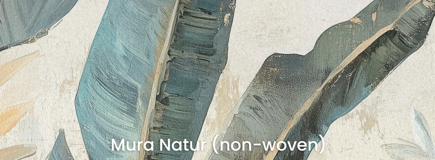 Zbliżenie na fototapetę COASTAL BREEZE - tapeta z tropikalnymi liśćmi w stonowanych błękitach na naturalnym podłożu ekologicznym.