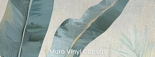 Zbliżenie na fototapetę TROPICAL WATERWAY - tapeta z egzotycznymi liśćmi bananowca w pastelowych odcieniach na podłożu o fakturze płótna.