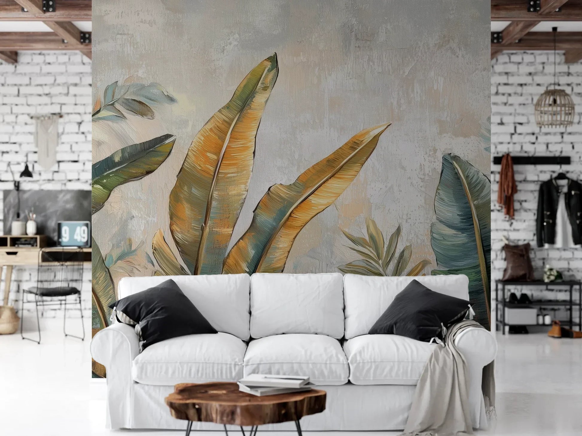 Wzór fototapety GILDED FOLIAGE - tapeta z tropikalnymi liśćmi w złoto-turkusowej palecie pokazanej w aranżacji salonu.