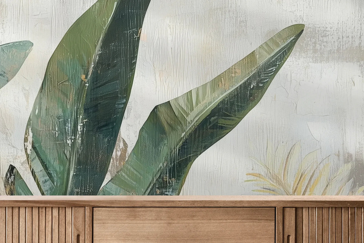 Fototapeta TROPICAL DAWN - tapeta z tropikalnymi liśćmi w pastelowych odcieniach pokazana w aranżacji wnętrza z akcentem na ścianie.