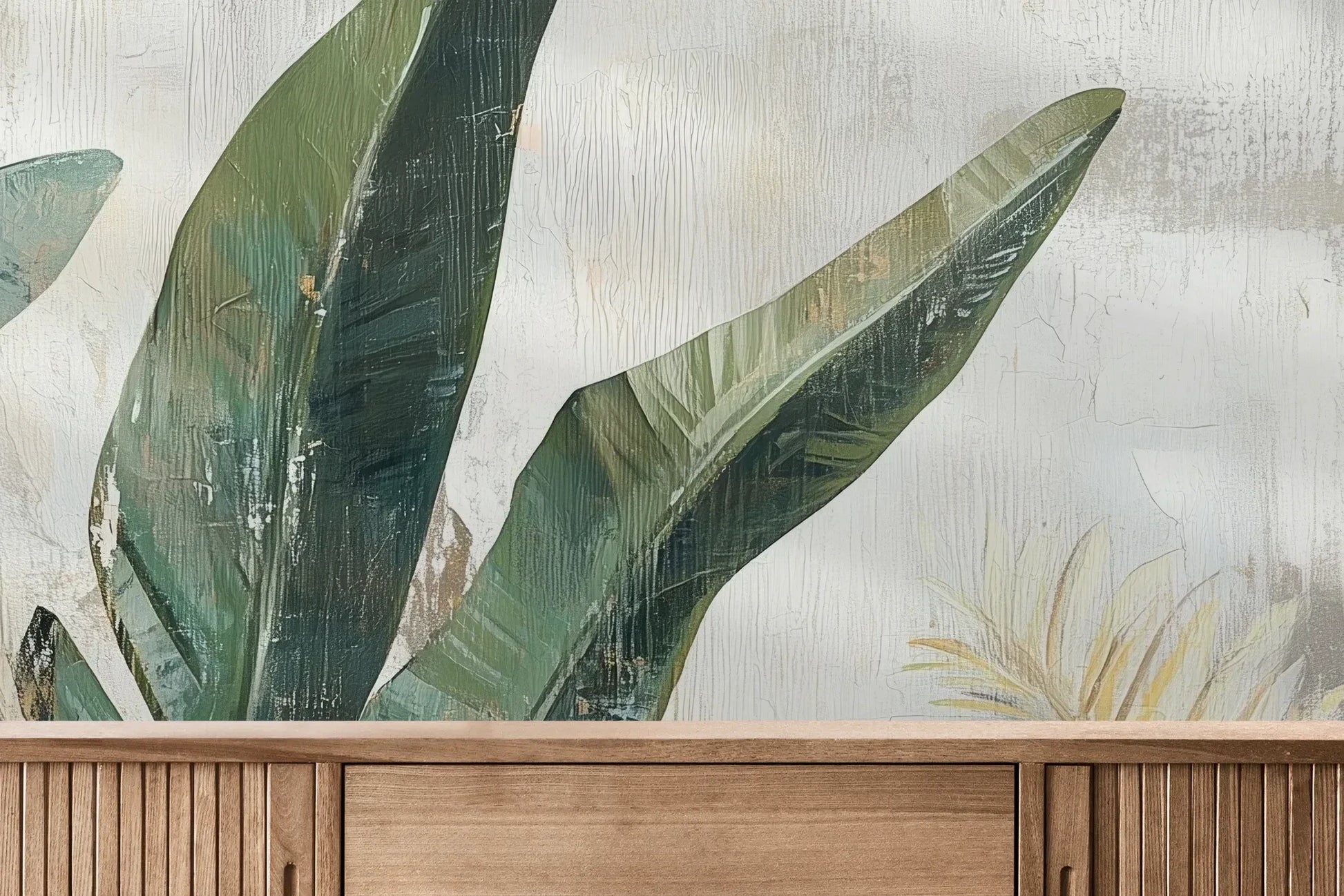 Fototapeta TROPICAL DAWN - tapeta z tropikalnymi liśćmi w pastelowych odcieniach pokazana w aranżacji wnętrza z akcentem na ścianie.