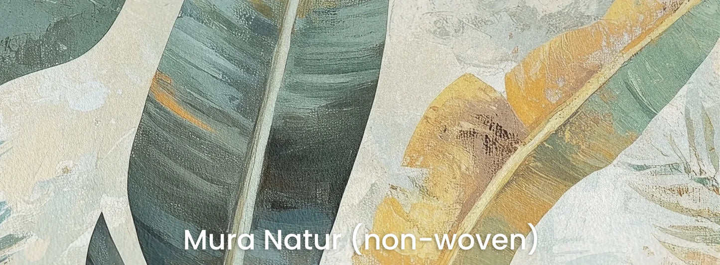 Zbliżenie na fototapetę GOLDEN FEATHERS - tapeta z tropikalnymi liśćmi w złotej poświacie na naturalnym podłożu ekologicznym.