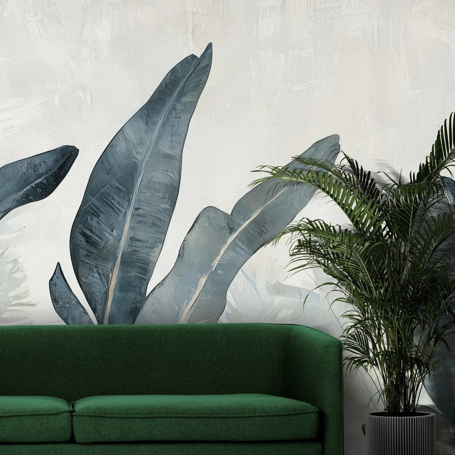 Fototapeta SAPPHIRE PALMS - tapeta z tropikalnymi liśćmi w niebiesko-szarych odcieniach pokazana w aranżacji wnętrza z akcentem na ścianie.