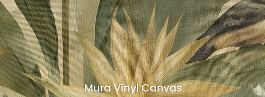 Zbliżenie na fototapetę BIRD SANCTUARY - tapeta z rajskim ptakiem wśród tropikalnych kwiatów na podłożu o fakturze płótna.