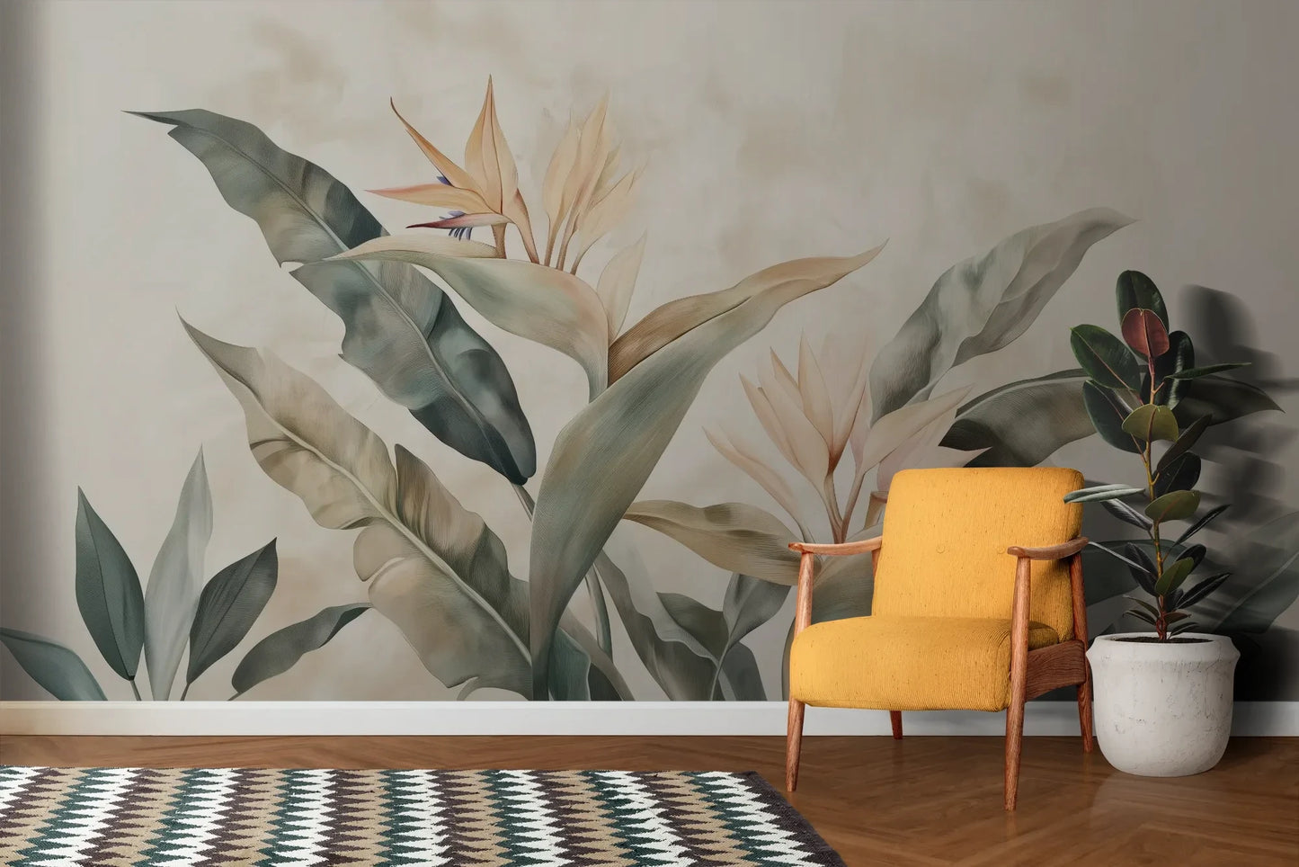Wzór fototapety SERENE PALMS - tapeta z tropikalnymi liśćmi w pastelowych odcieniach pokazanej w aranżacji salonu.