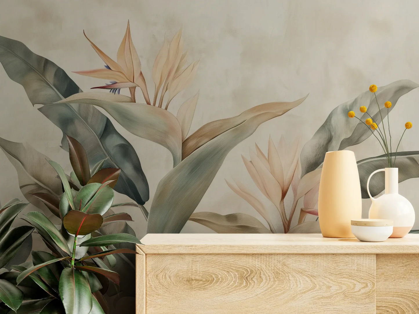 Fototapeta SERENE PALMS - tapeta z tropikalnymi liśćmi w pastelowych odcieniach pokazana w aranżacji wnętrza z akcentem na ścianie.