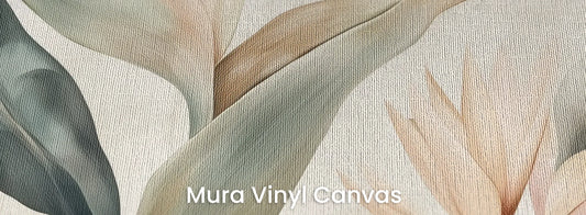 Zbliżenie na fototapetę SERENE PALMS - tapeta z tropikalnymi liśćmi w pastelowych odcieniach na podłożu o fakturze płótna.