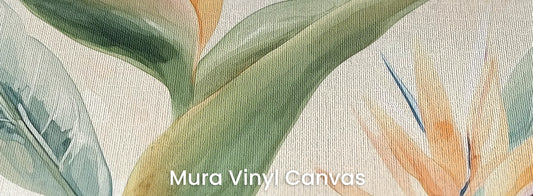 Zbliżenie na fototapetę STRELITZIA OASIS - tapeta z tropikalnymi kwiatami rajskiego ptaka na podłożu o fakturze płótna.