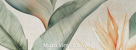 Zbliżenie na fototapetę STRELITZIA MELODY - tapeta z rajskimi kwiatami w pastelowych odcieniach na podłożu o fakturze płótna.