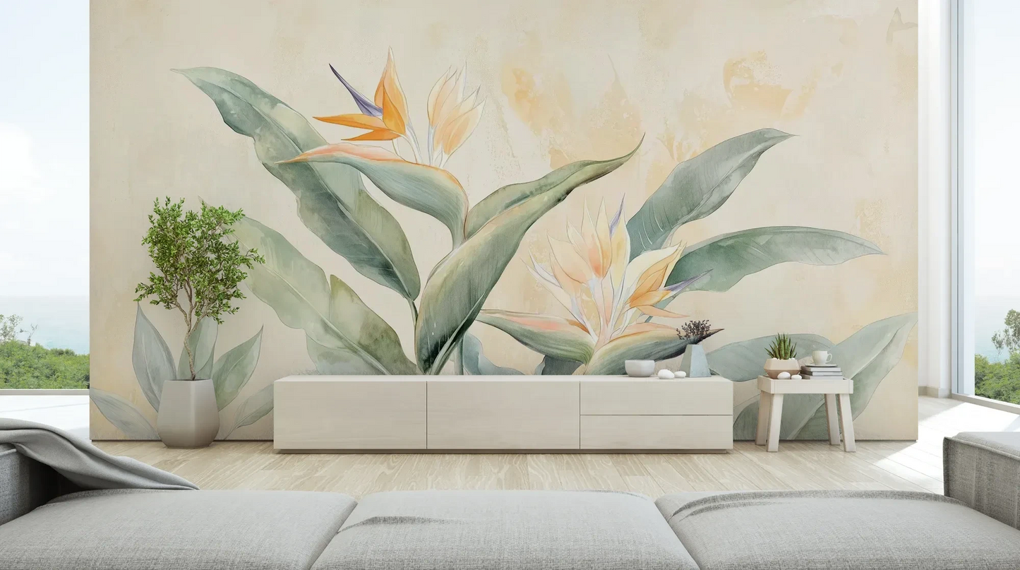 Wzór fototapety STRELITZIA CHARM - tapeta z egzotycznymi kwiatami rajskiego ptaka w pastelowych odcieniach pokazanej w aranżacji salonu.