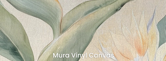 Zbliżenie na fototapetę STRELITZIA CHARM - tapeta z egzotycznymi kwiatami rajskiego ptaka w pastelowych odcieniach na podłożu o fakturze płótna.