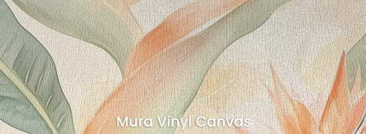 Zbliżenie na fototapetę TROPICAL SOFTNESS - tapeta z delikatnymi liśćmi strelirii na podłożu o fakturze płótna.