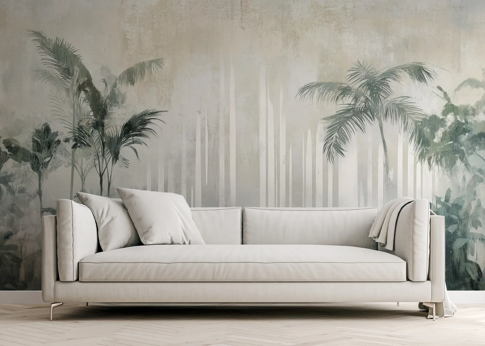 Wzór fototapety CRYSTAL PALMS - tapeta z mglistą dżunglą w delikatnych szarościach pokazanej w aranżacji salonu.