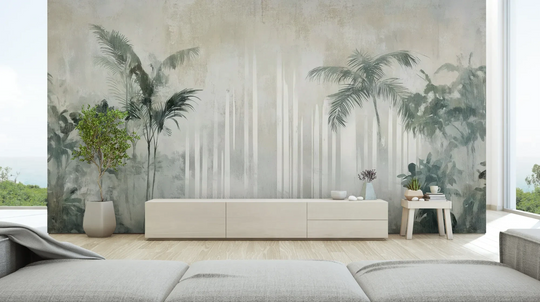 Wzór fototapety CRYSTAL PALMS - tapeta z mglistą dżunglą w delikatnych szarościach pokazanej w aranżacji salonu.
