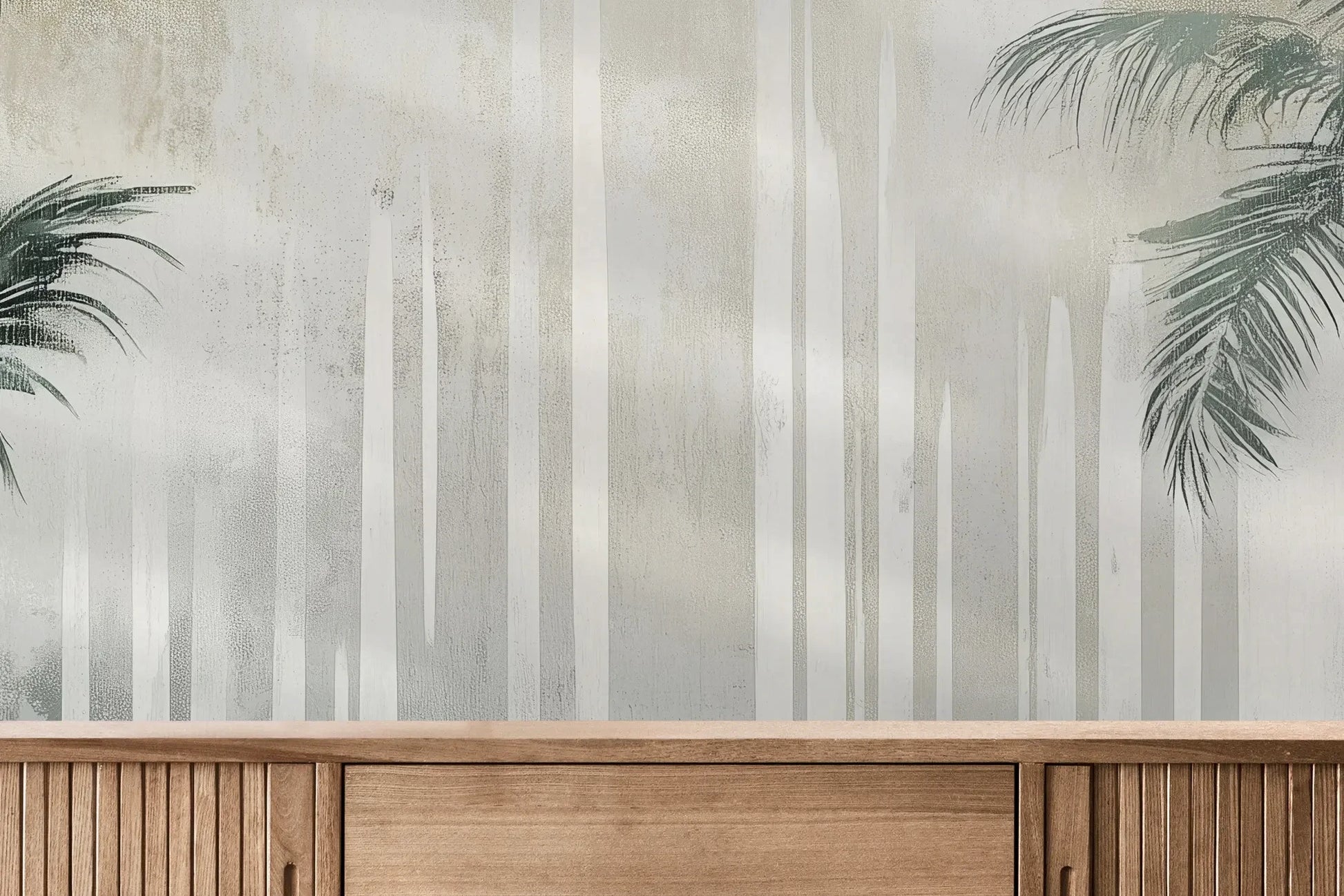 Fototapeta CRYSTAL PALMS - tapeta z mglistą dżunglą w delikatnych szarościach pokazana w aranżacji wnętrza z akcentem na ścianie.