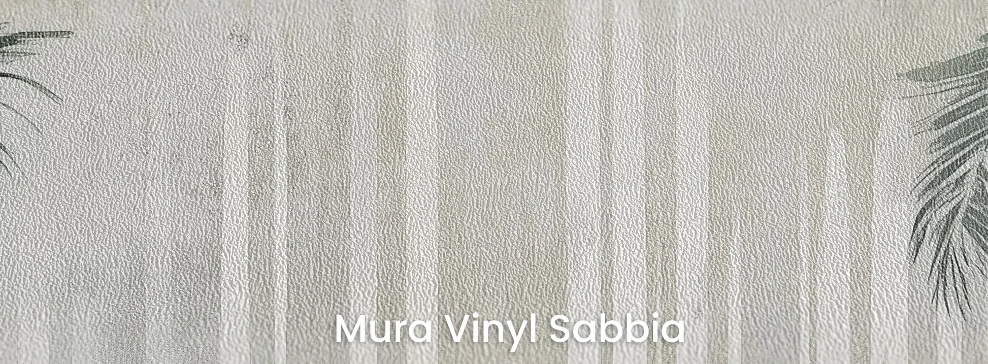 Zbliżenie na fototapetę CRYSTAL PALMS - tapeta z mglistą dżunglą w delikatnych szarościach na podłożu o strukturze ziarna piasku.