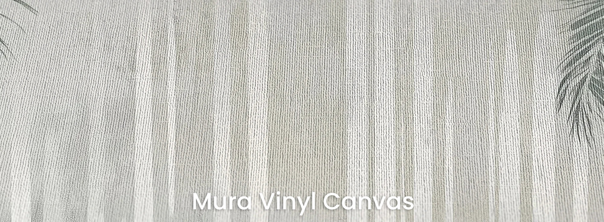 Zbliżenie na fototapetę CRYSTAL PALMS - tapeta z mglistą dżunglą w delikatnych szarościach na podłożu o fakturze płótna.