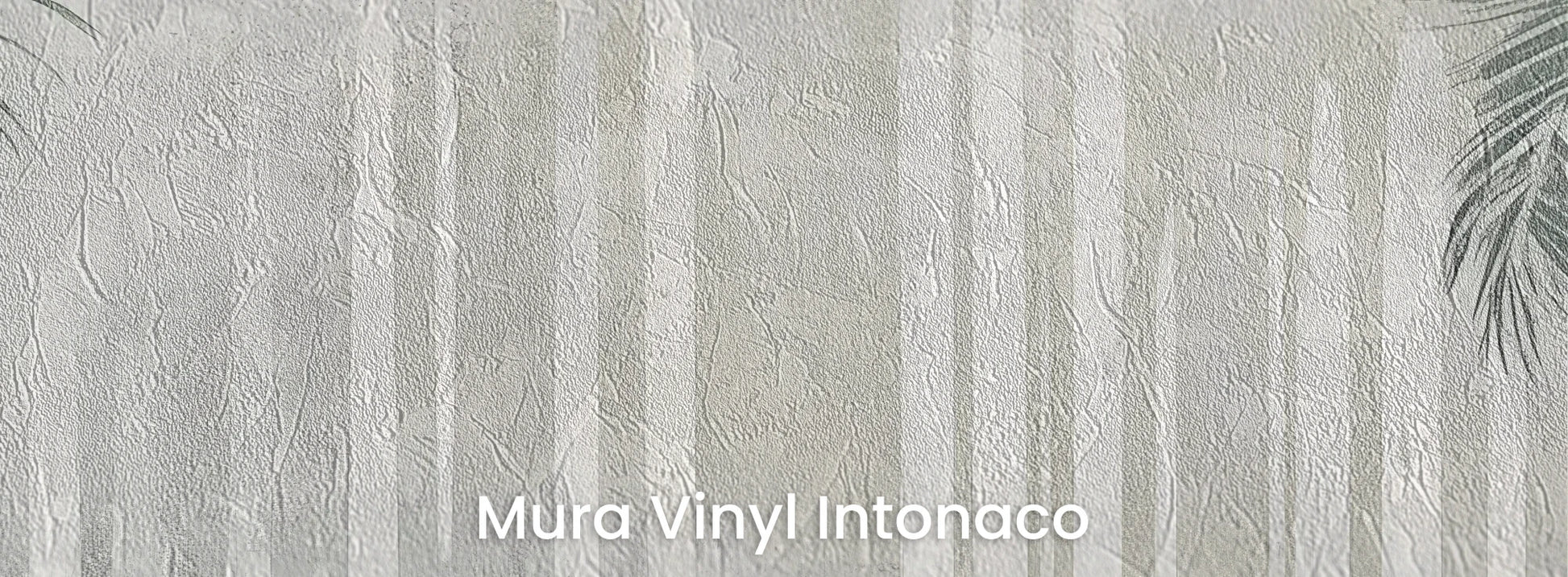 Zbliżenie na fototapetę CRYSTAL PALMS - tapeta z mglistą dżunglą w delikatnych szarościach na podłożu o strukturze tartego tynku.