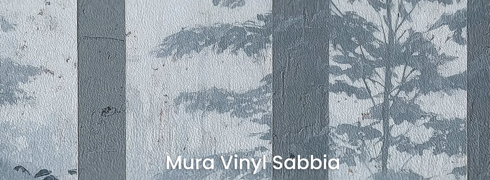 Zbliżenie na fototapetę MISTY FOREST SENTINELS - tapeta z mglistym lasem tropikalnym na podłożu o strukturze ziarna piasku.