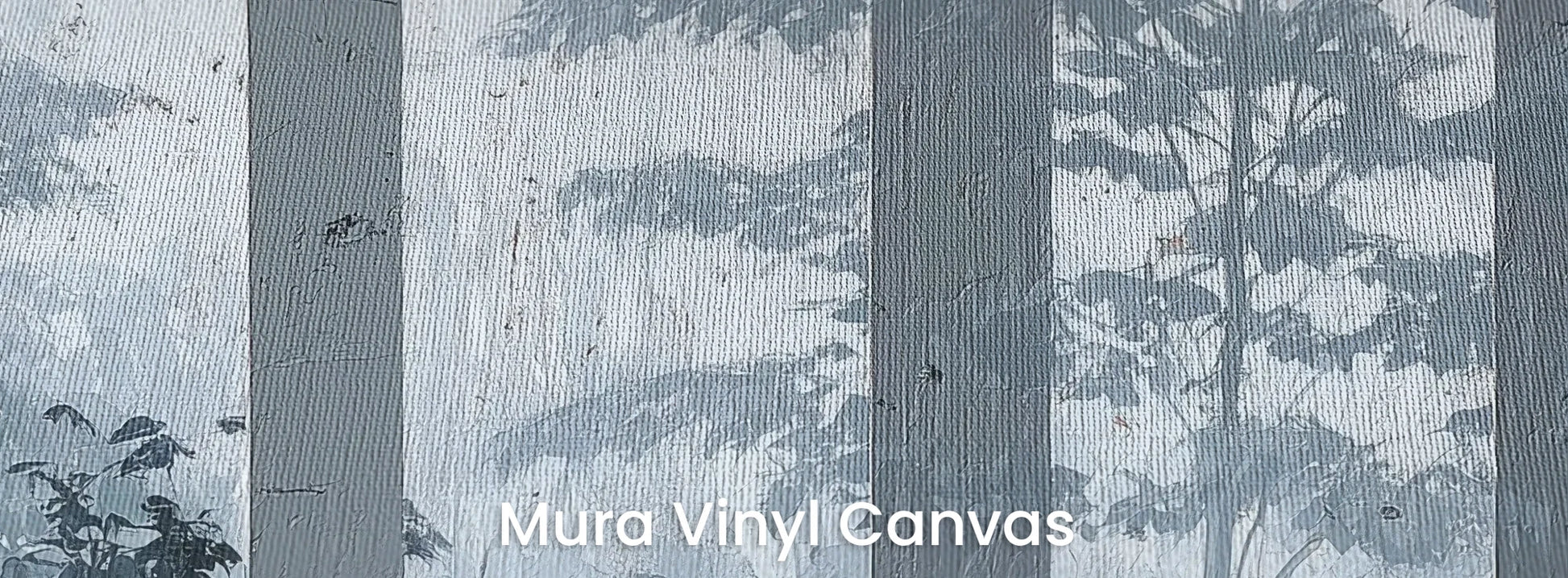 Zbliżenie na fototapetę MISTY FOREST SENTINELS - tapeta z mglistym lasem tropikalnym na podłożu o fakturze płótna.