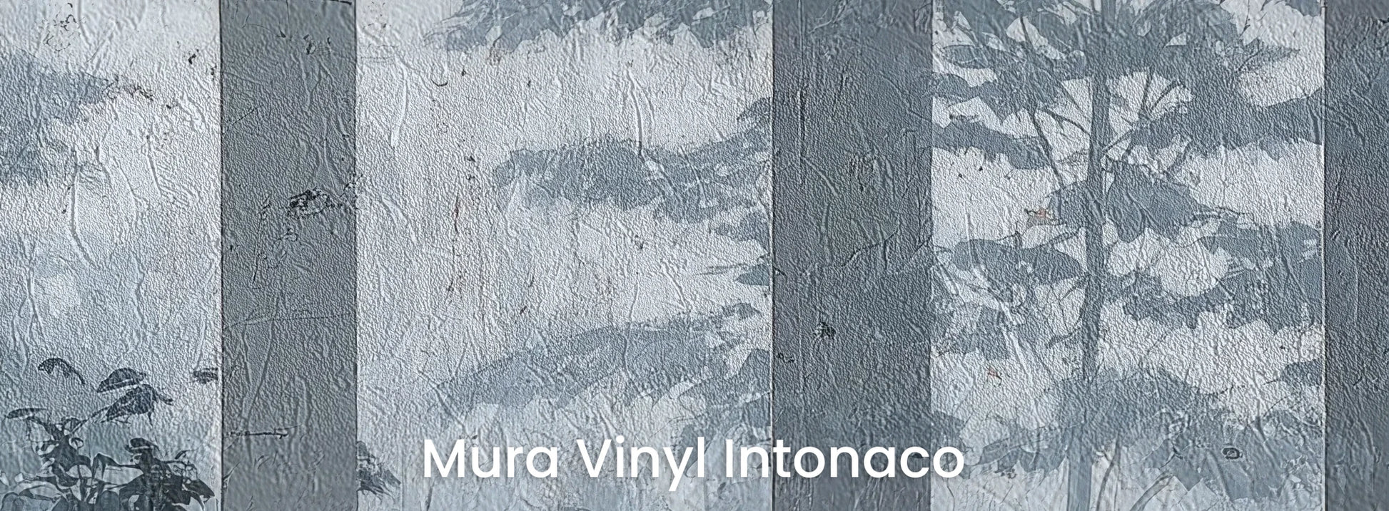 Zbliżenie na fototapetę MISTY FOREST SENTINELS - tapeta z mglistym lasem tropikalnym na podłożu o strukturze tartego tynku.