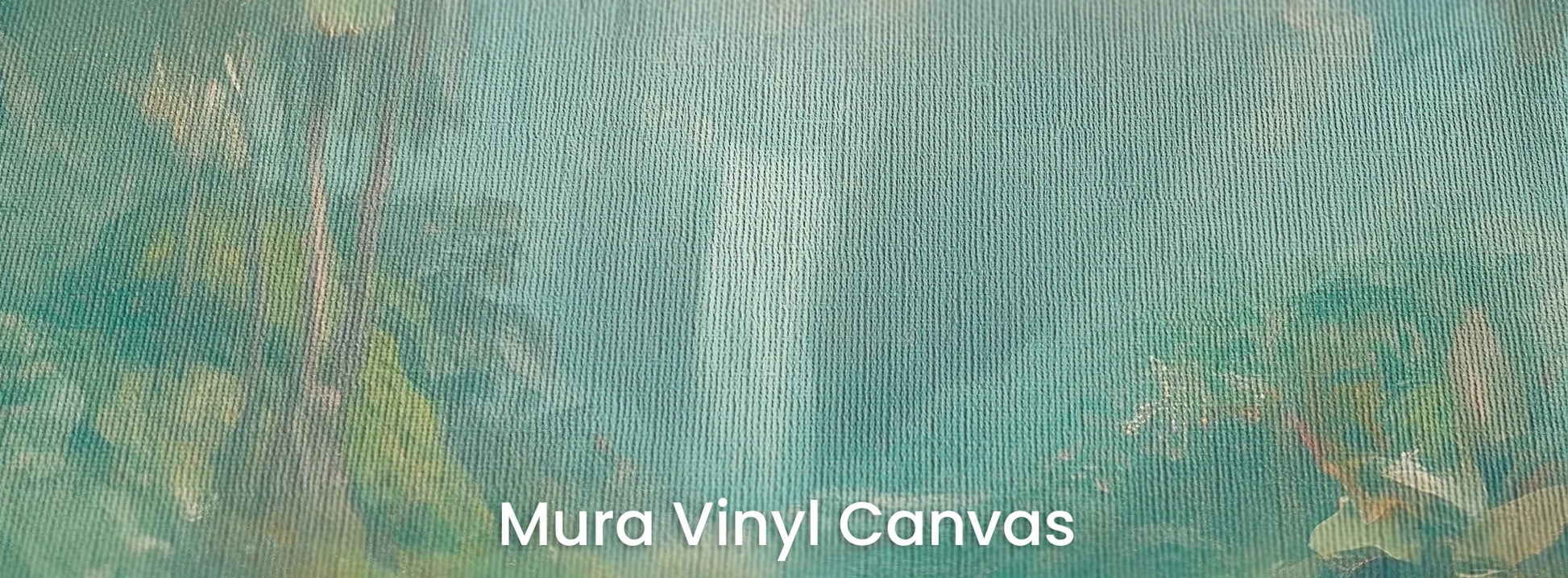 Zbliżenie na fototapetę CRYSTAL STREAM - tapeta z mistyczną laguną w tropikalnym lesie na podłożu o fakturze płótna.