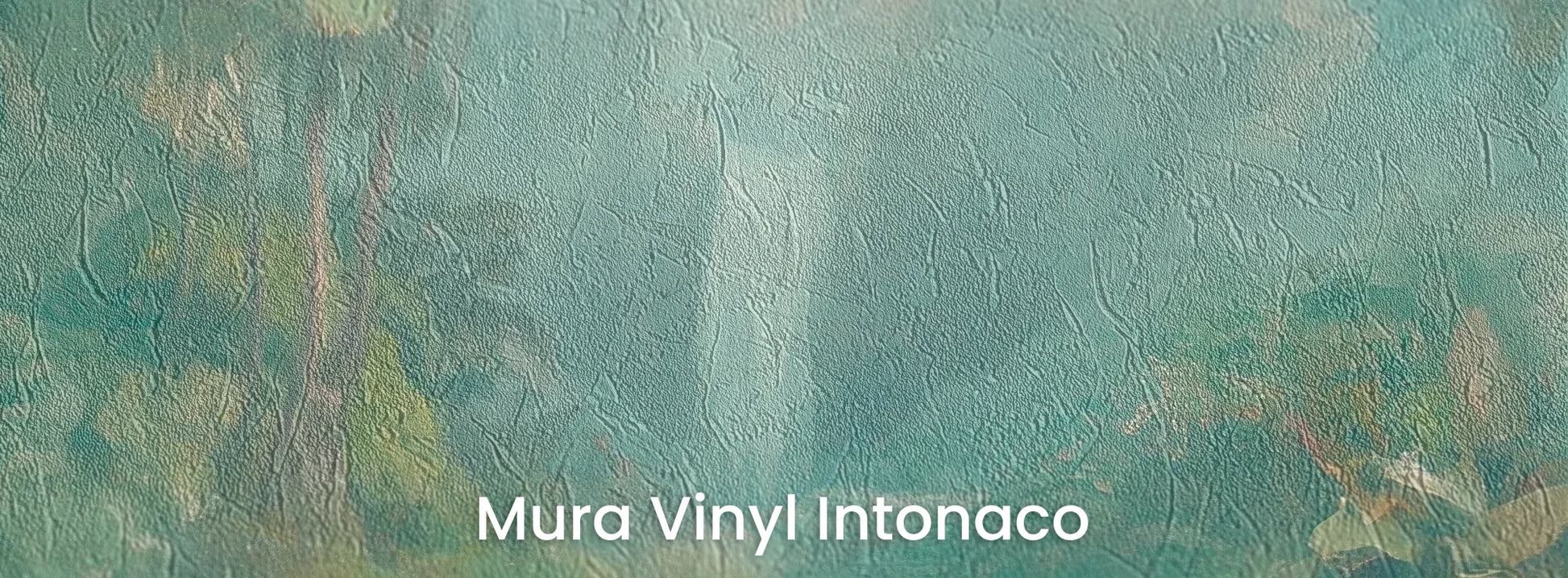 Zbliżenie na fototapetę CRYSTAL STREAM - tapeta z mistyczną laguną w tropikalnym lesie na podłożu o strukturze tartego tynku.