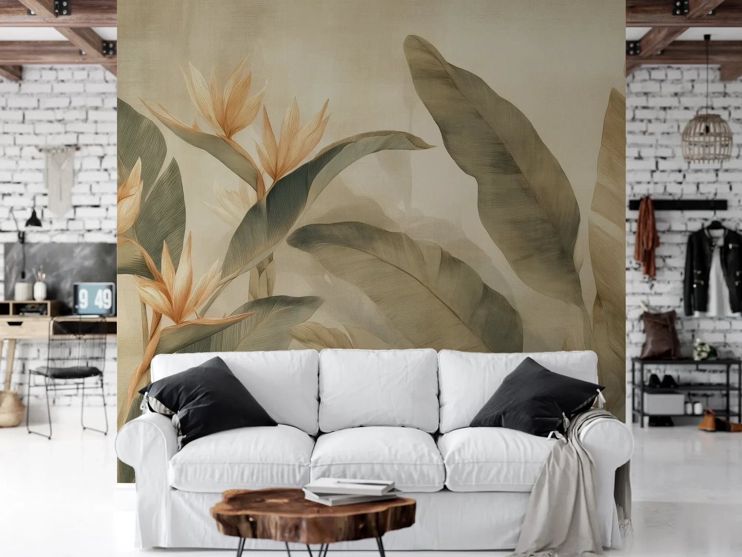 Wzór fototapety PARADISE PETALS - tapeta z tropikalnymi kwiatami strelicji w ciepłych beżach pokazanej w aranżacji salonu.
