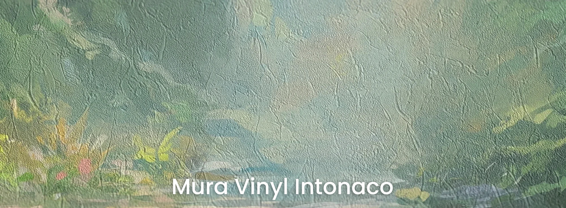 Zbliżenie na fototapetę ENCHANTED STREAM - tapeta z magicznym leśnym strumieniem na podłożu o strukturze tartego tynku.